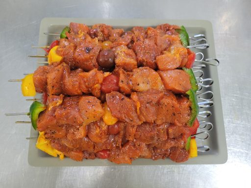Brochettes, plusieurs versions : porc, boeuf, agneau